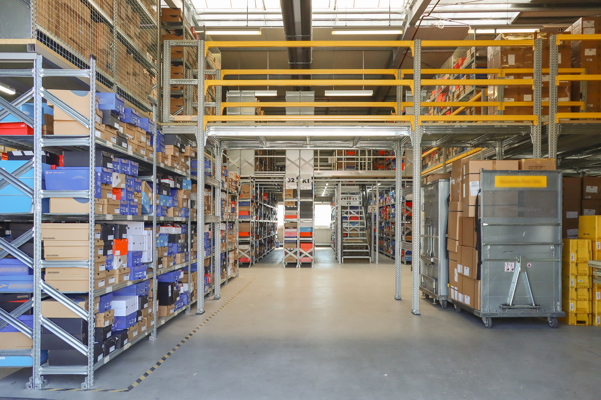 Industrieregal mit Boxen in Fächern mit industrieller Tragfähigkeit